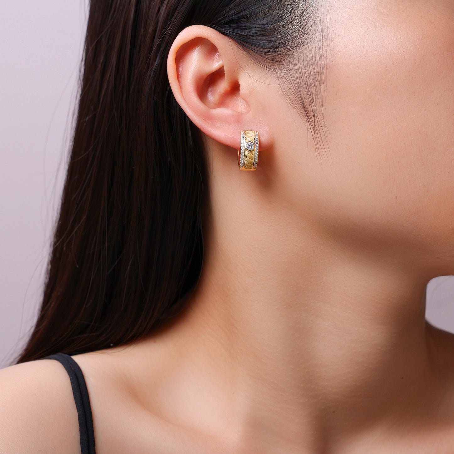 A Luxurious And Fashionable Minimalist Jewelry Earring Set Featuring Top-quality Moissanite Stones, Made Of S925 Silver Electroplated With Gold.