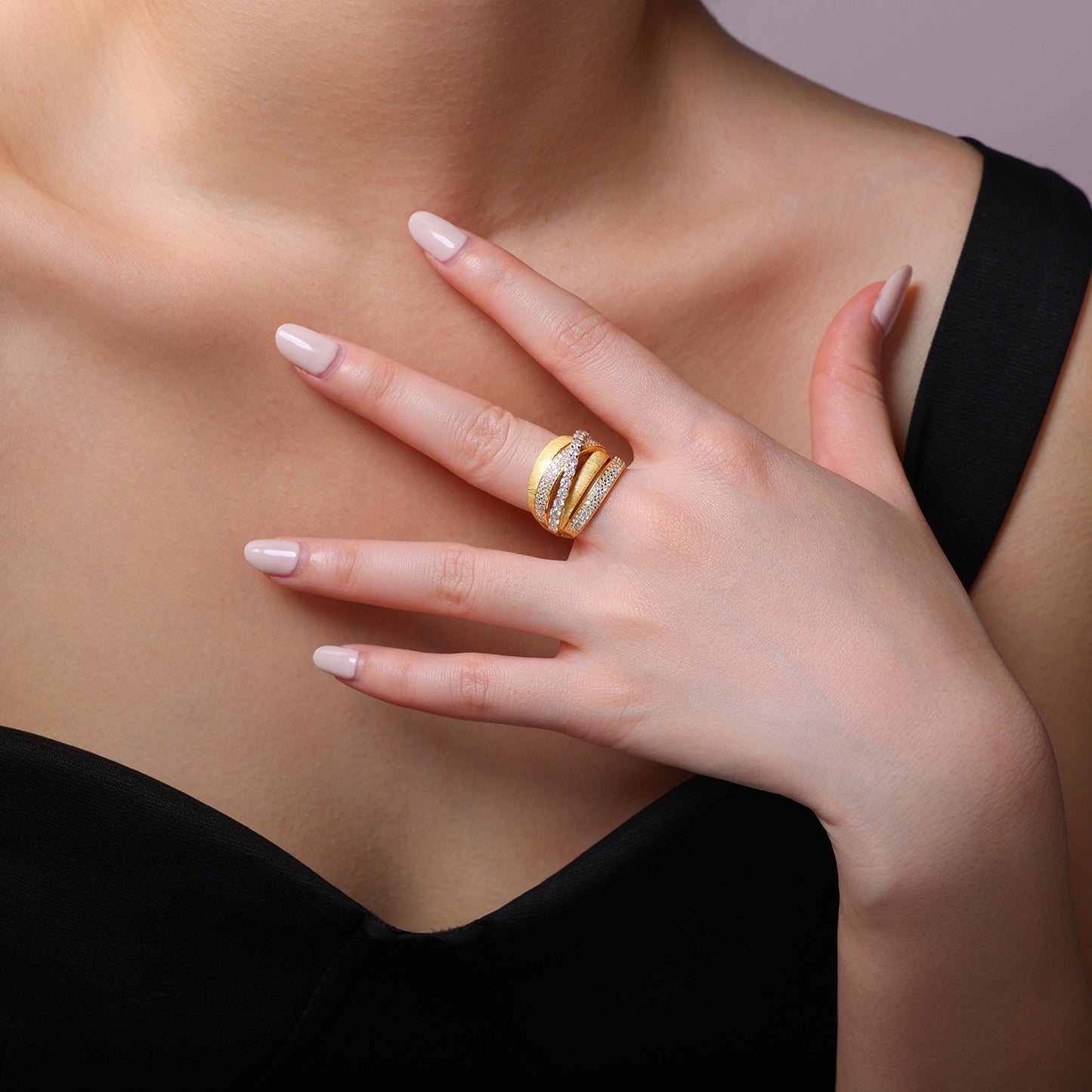 Engraved With Top-quality Moissanite, This Luxurious And Fashionable Minimalist Jewelry Set Features Silver Pieces Electroplated With Gold.