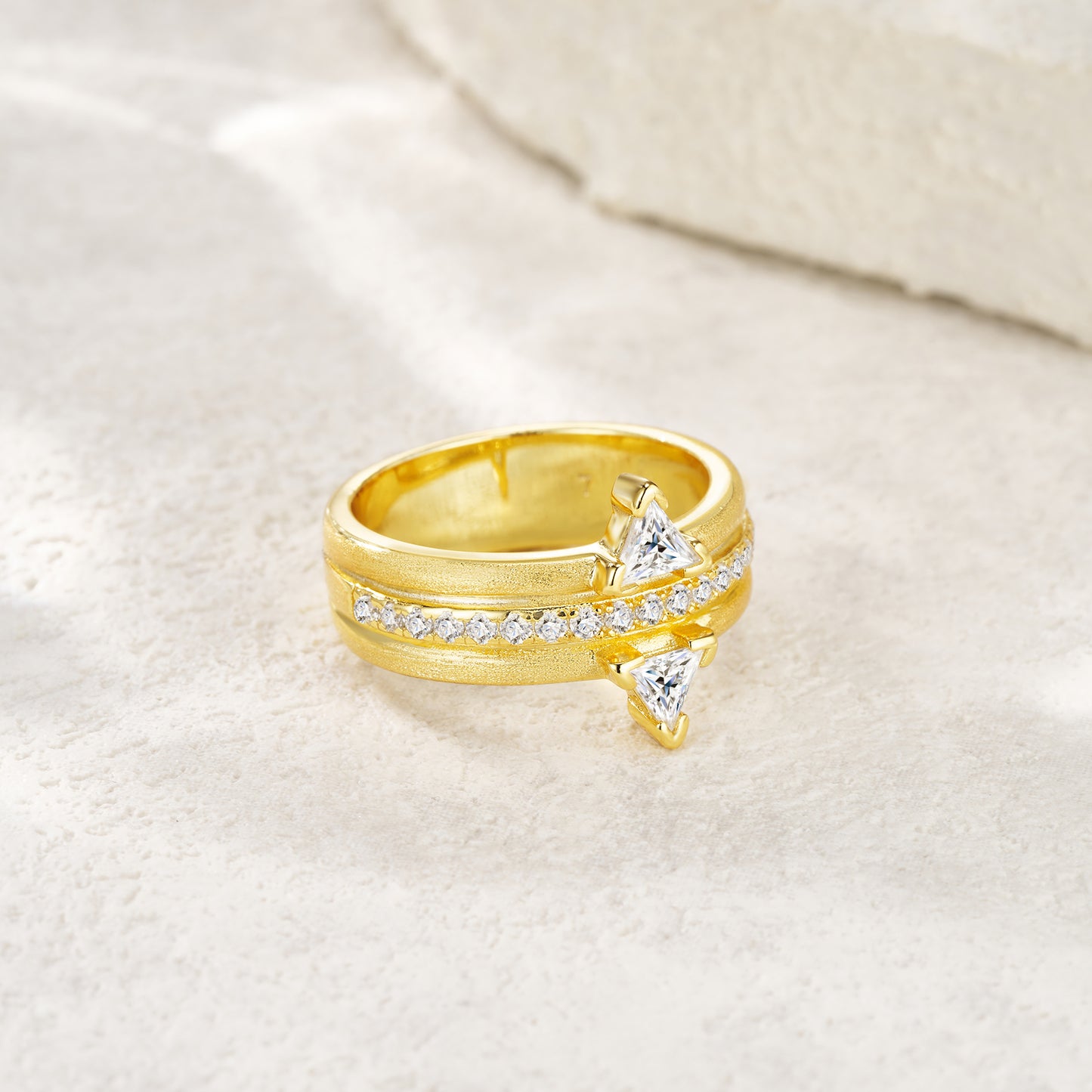 Engraved With Top-quality Moissanite, This Luxurious And Fashionable Minimalist Jewelry Set Features Silver Pieces Electroplated With Gold.
