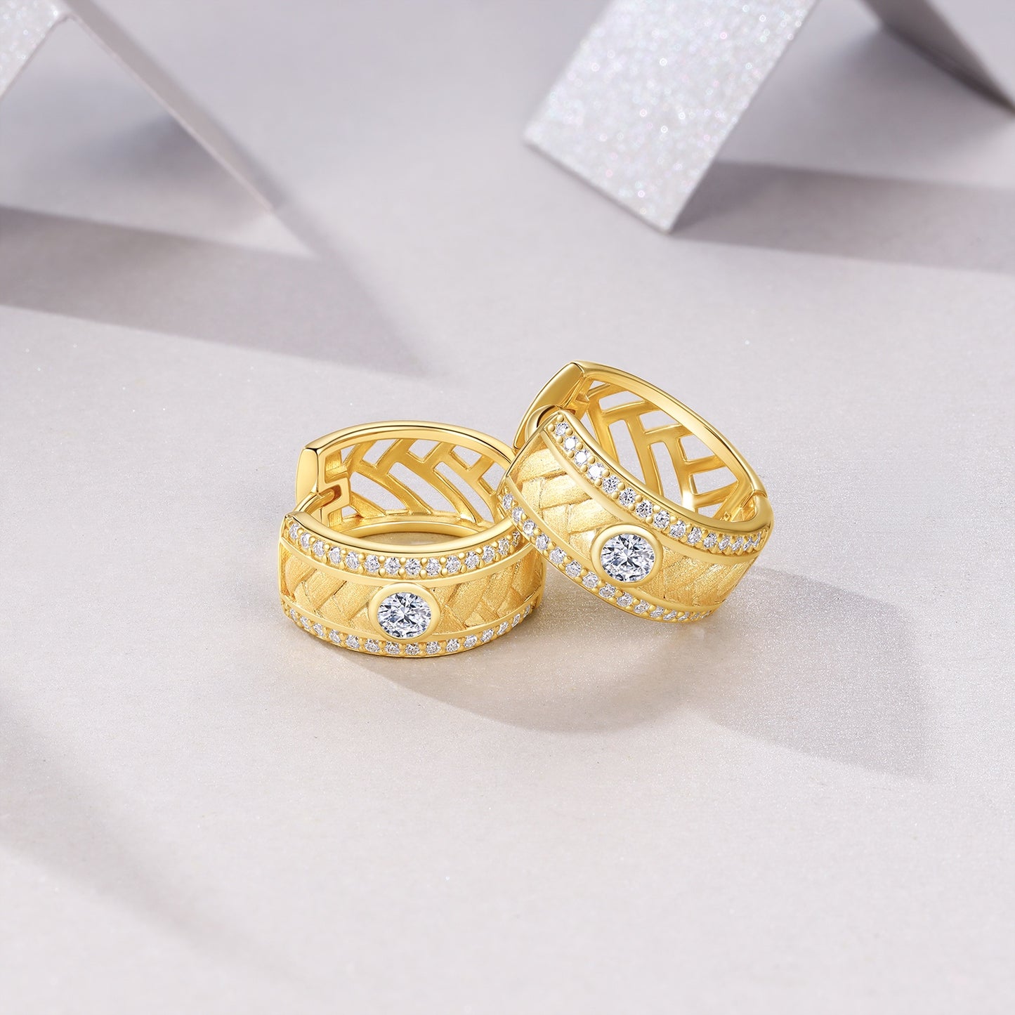 A Luxurious And Fashionable Minimalist Jewelry Earring Set Featuring Top-quality Moissanite Stones, Made Of S925 Silver Electroplated With Gold.