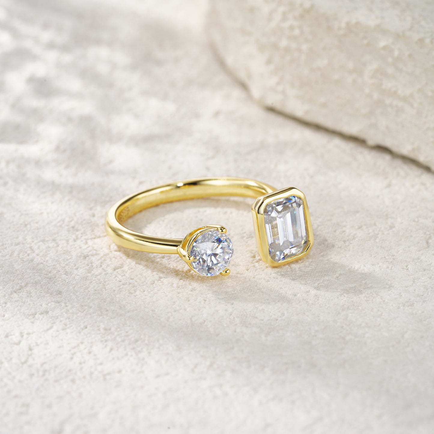 Engraved With Top-quality Moissanite, This Luxurious And Fashionable Minimalist Jewelry Set Features Silver Pieces Electroplated With Gold.