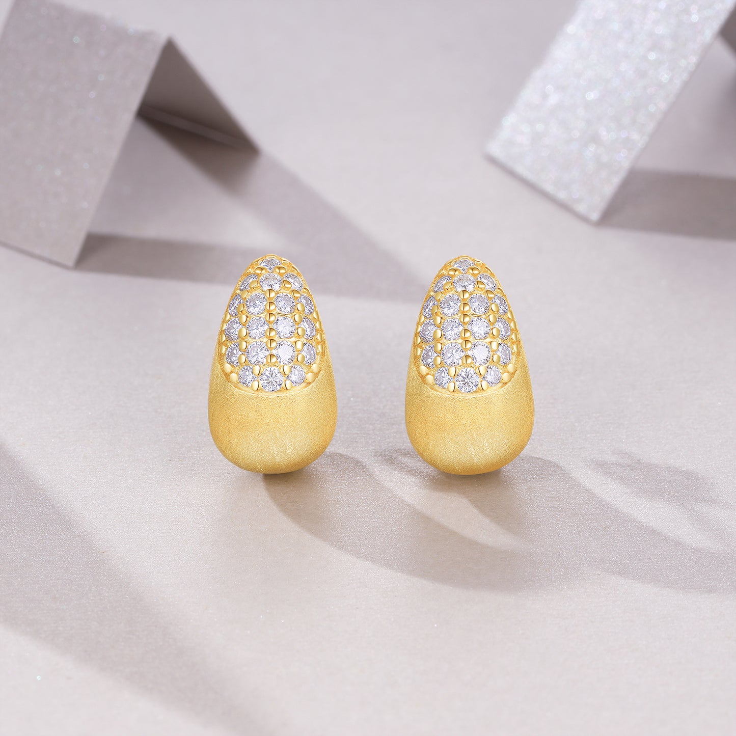 A Luxurious And Fashionable Minimalist Jewelry Earring Set Featuring Top-quality Moissanite Stones, Made Of S925 Silver Electroplated With Gold.
