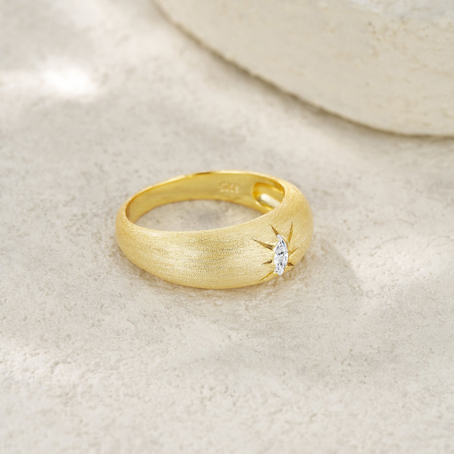 Engraved With Top-quality Moissanite, This Luxurious And Fashionable Minimalist Jewelry Set Features Silver Pieces Electroplated With Gold.
