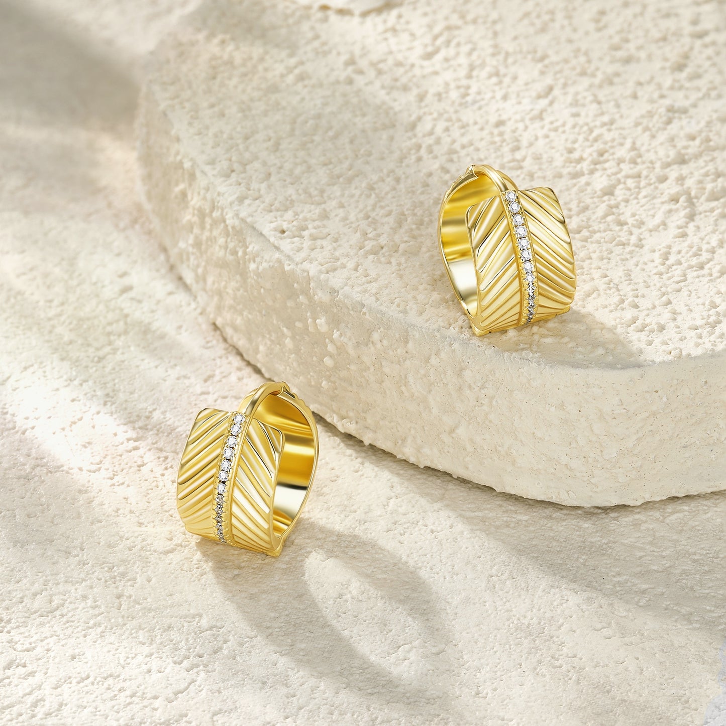 A Luxurious And Fashionable Minimalist Jewelry Earring Set Featuring Top-quality Moissanite Stones, Made Of S925 Silver Electroplated With Gold.
