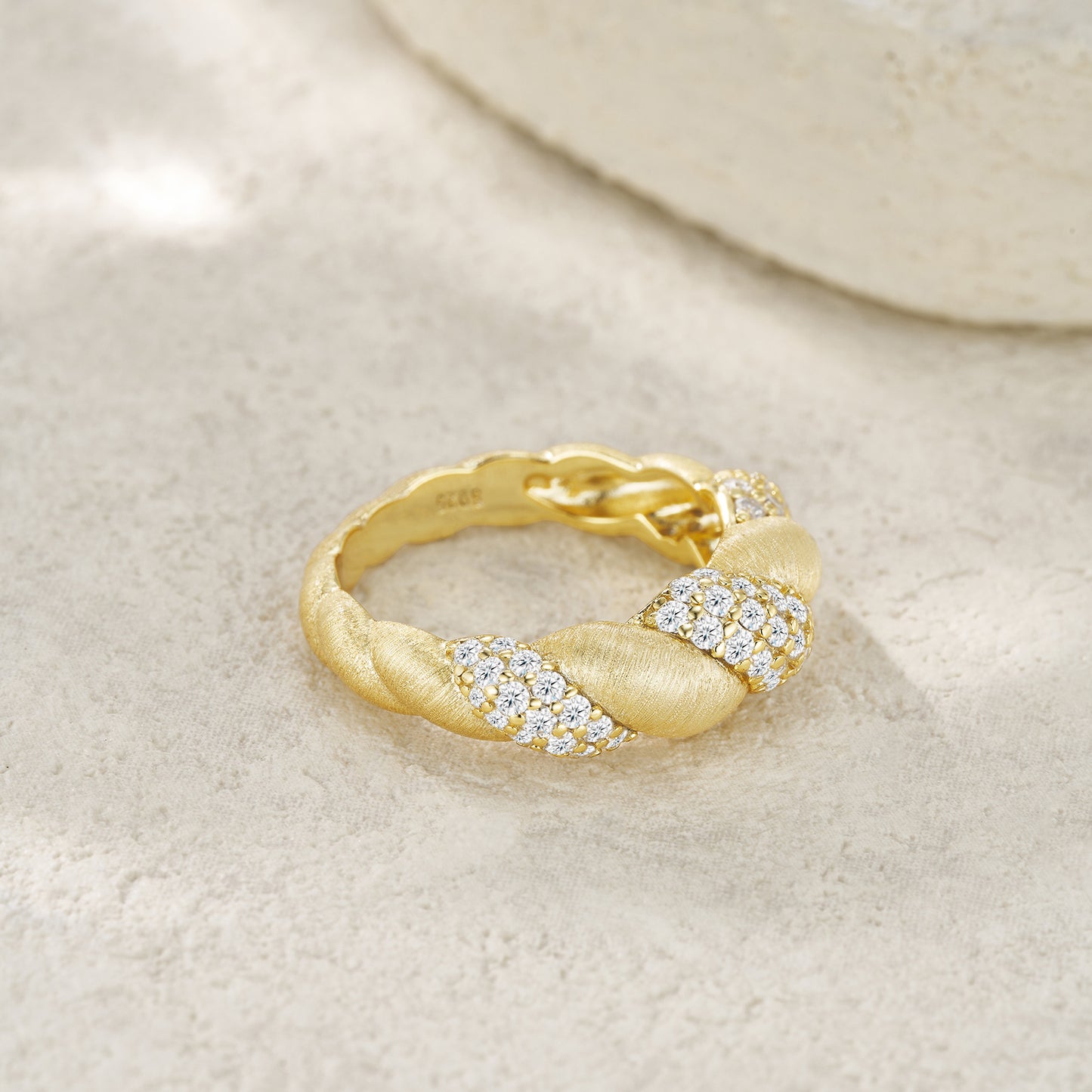 Engraved With Top-quality Moissanite, This Luxurious And Fashionable Minimalist Jewelry Set Features Silver Pieces Electroplated With Gold.