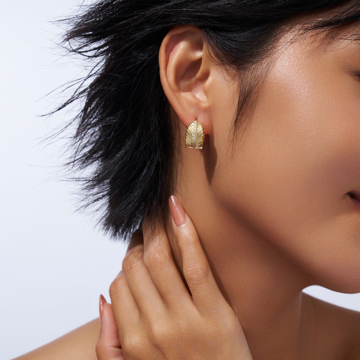 A Luxurious And Fashionable Minimalist Jewelry Earring Set Featuring Top-quality Moissanite Stones, Made Of S925 Silver Electroplated With Gold.