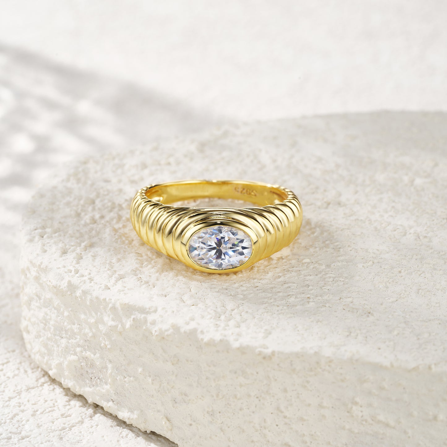 Engraved With Top-quality Moissanite, This Luxurious And Fashionable Minimalist Jewelry Set Features Silver Pieces Electroplated With Gold.