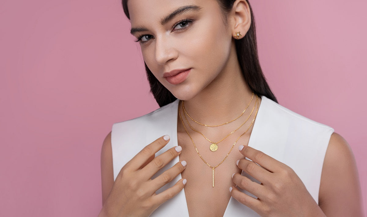 Engraved With Top-quality Moissanite, This Luxurious And Fashionable Minimalist Jewelry Consists Of A Silver Pendant Necklace, A Collar Chain, And S925 Silver Electroplated With Gold.
