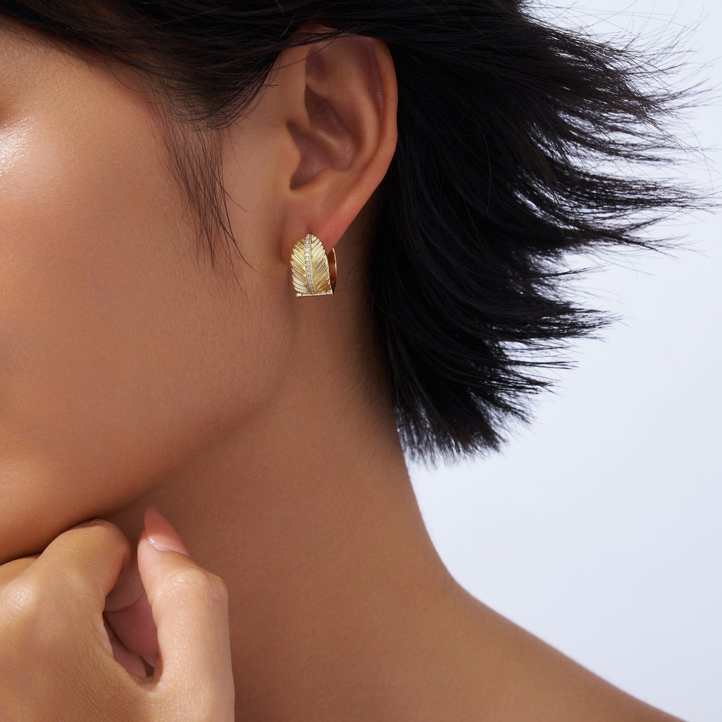 A Luxurious And Fashionable Minimalist Jewelry Earring Set Featuring Top-quality Moissanite Stones, Made Of S925 Silver Electroplated With Gold.