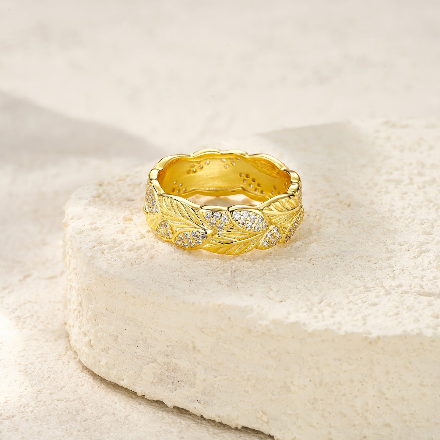 Engraved With Top-quality Moissanite, This Luxurious And Fashionable Minimalist Jewelry Set Features Silver Pieces Electroplated With Gold.