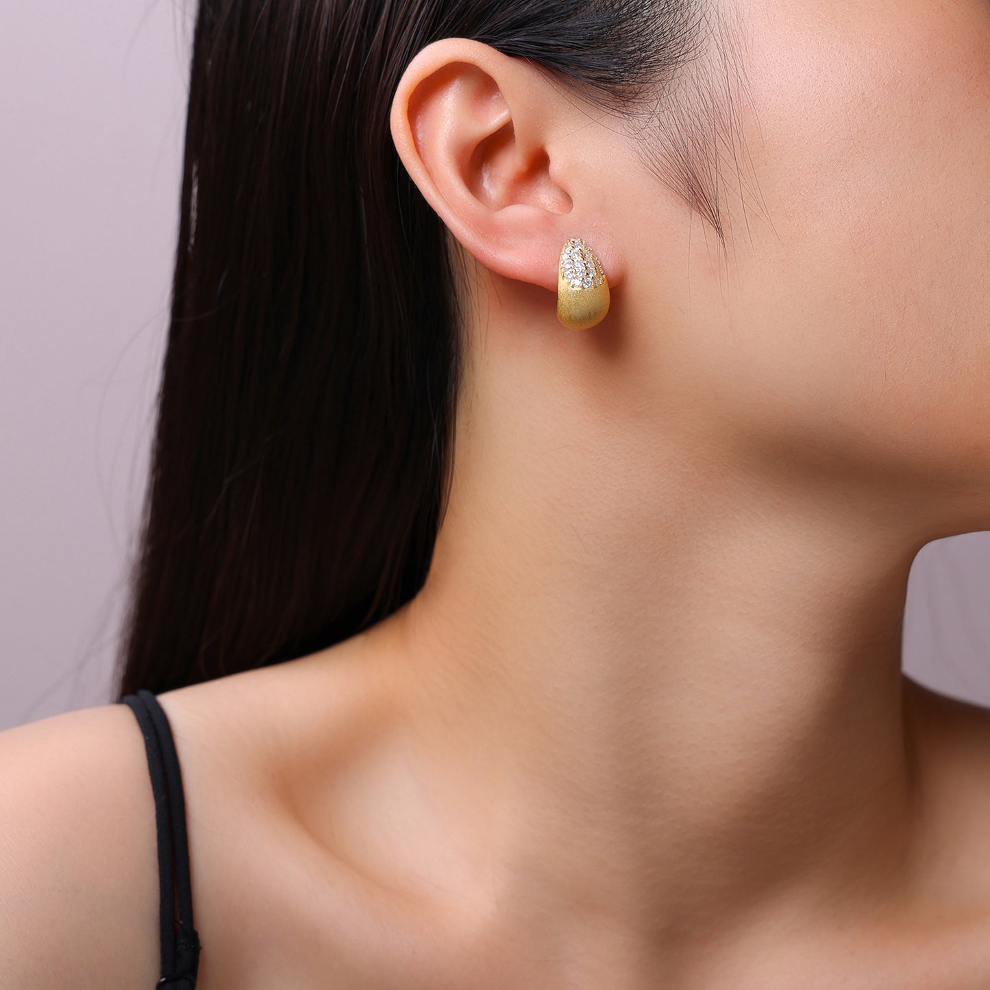 A Luxurious And Fashionable Minimalist Jewelry Earring Set Featuring Top-quality Moissanite Stones, Made Of S925 Silver Electroplated With Gold.