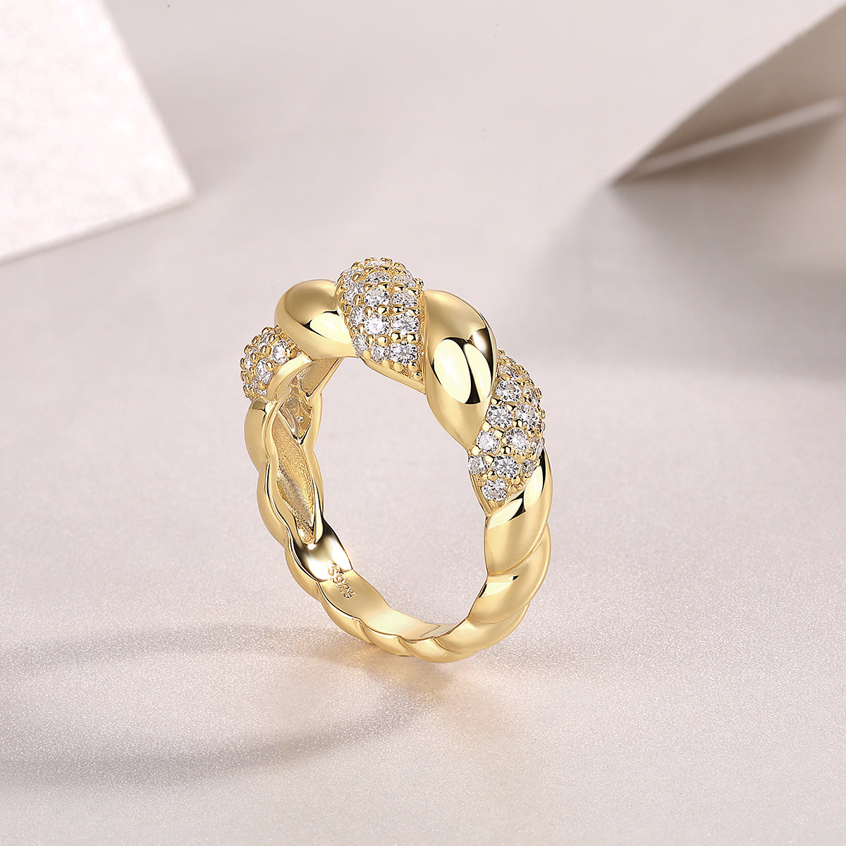 Engraved With Top-quality Moissanite, This Luxurious And Fashionable Minimalist Jewelry Set Features Silver Pieces Electroplated With Gold.