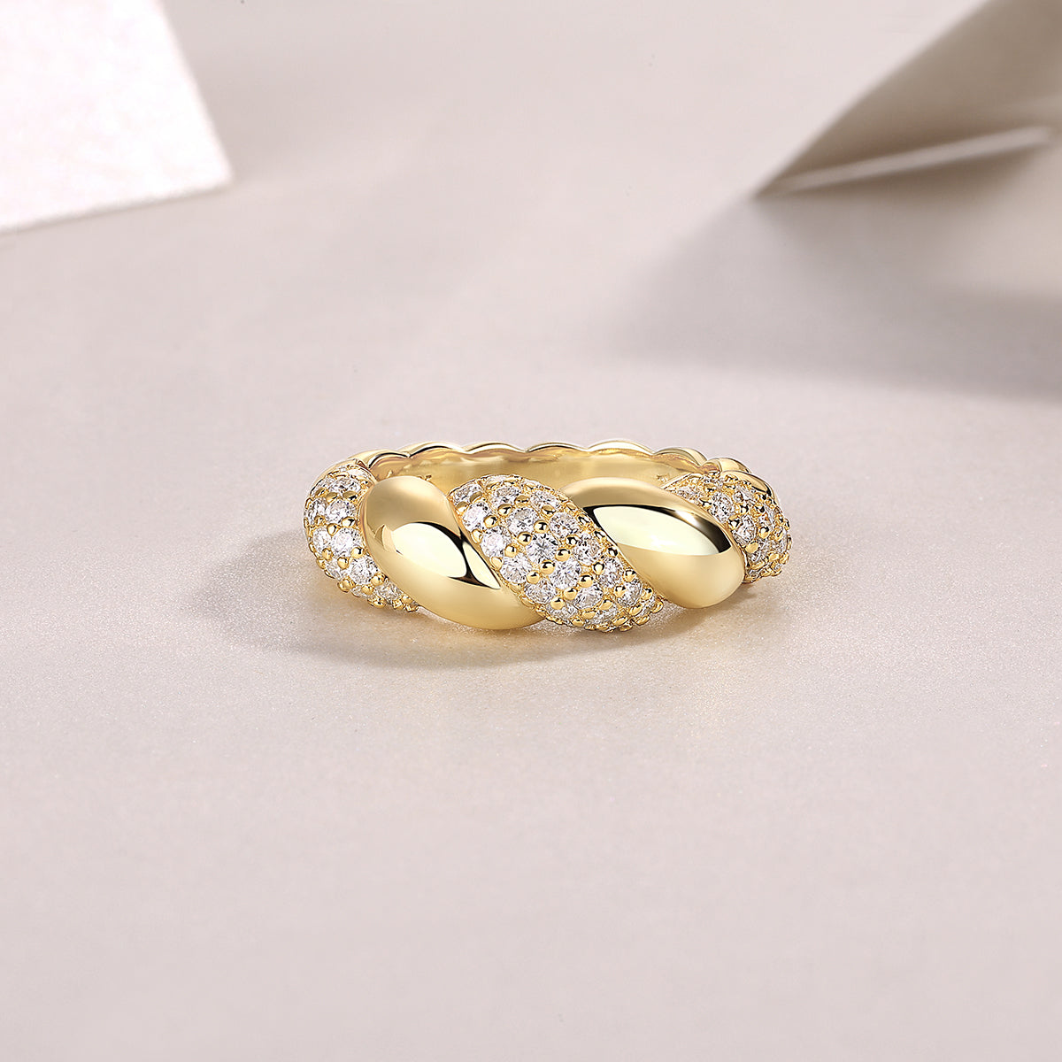 Engraved With Top-quality Moissanite, This Luxurious And Fashionable Minimalist Jewelry Set Features Silver Pieces Electroplated With Gold.