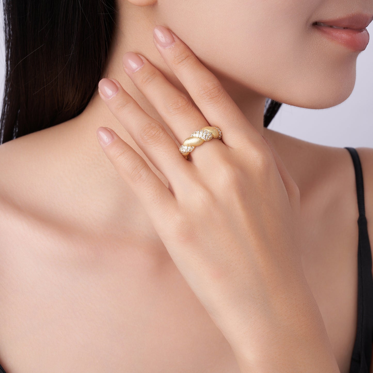 Engraved With Top-quality Moissanite, This Luxurious And Fashionable Minimalist Jewelry Set Features Silver Pieces Electroplated With Gold.