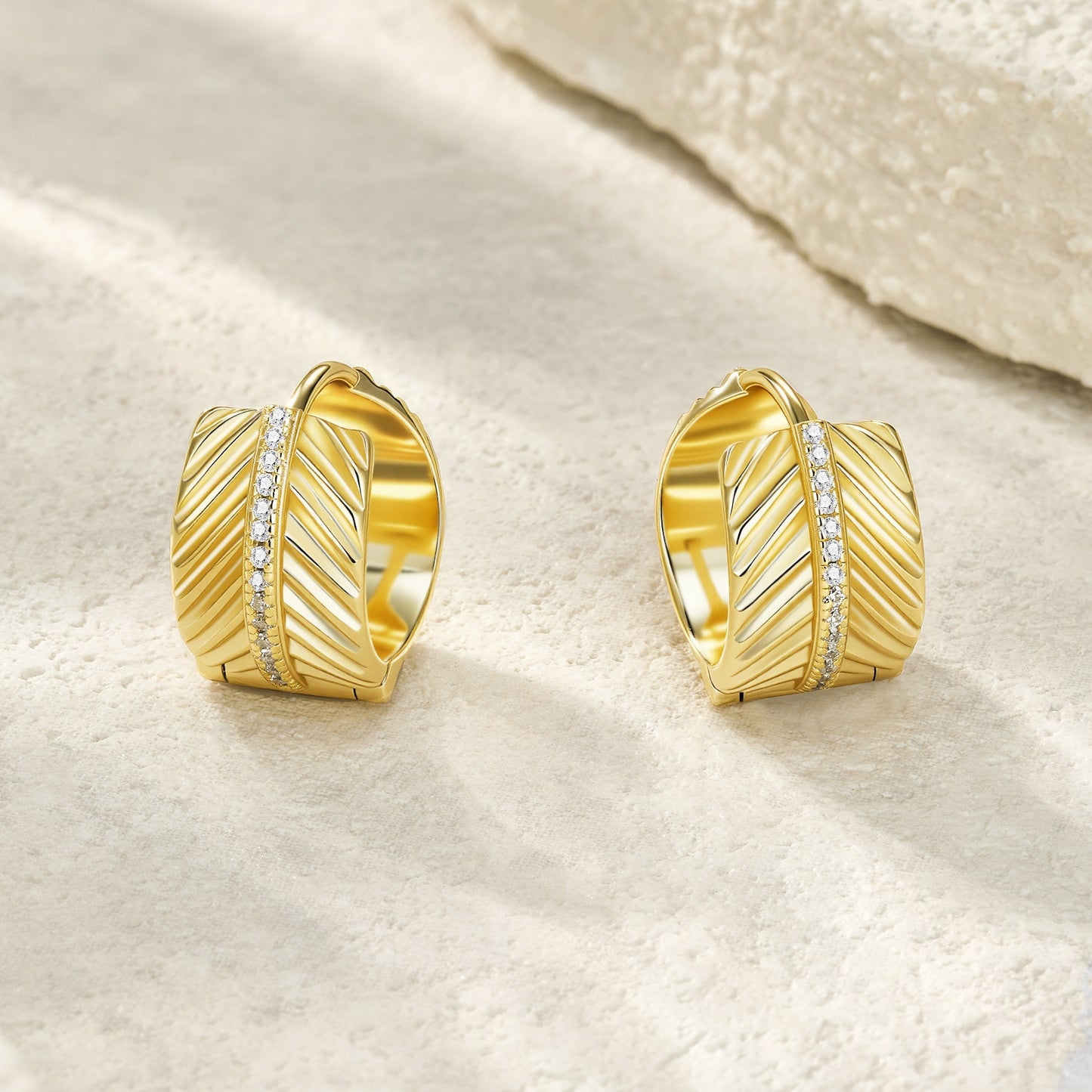 A Luxurious And Fashionable Minimalist Jewelry Earring Set Featuring Top-quality Moissanite Stones, Made Of S925 Silver Electroplated With Gold.