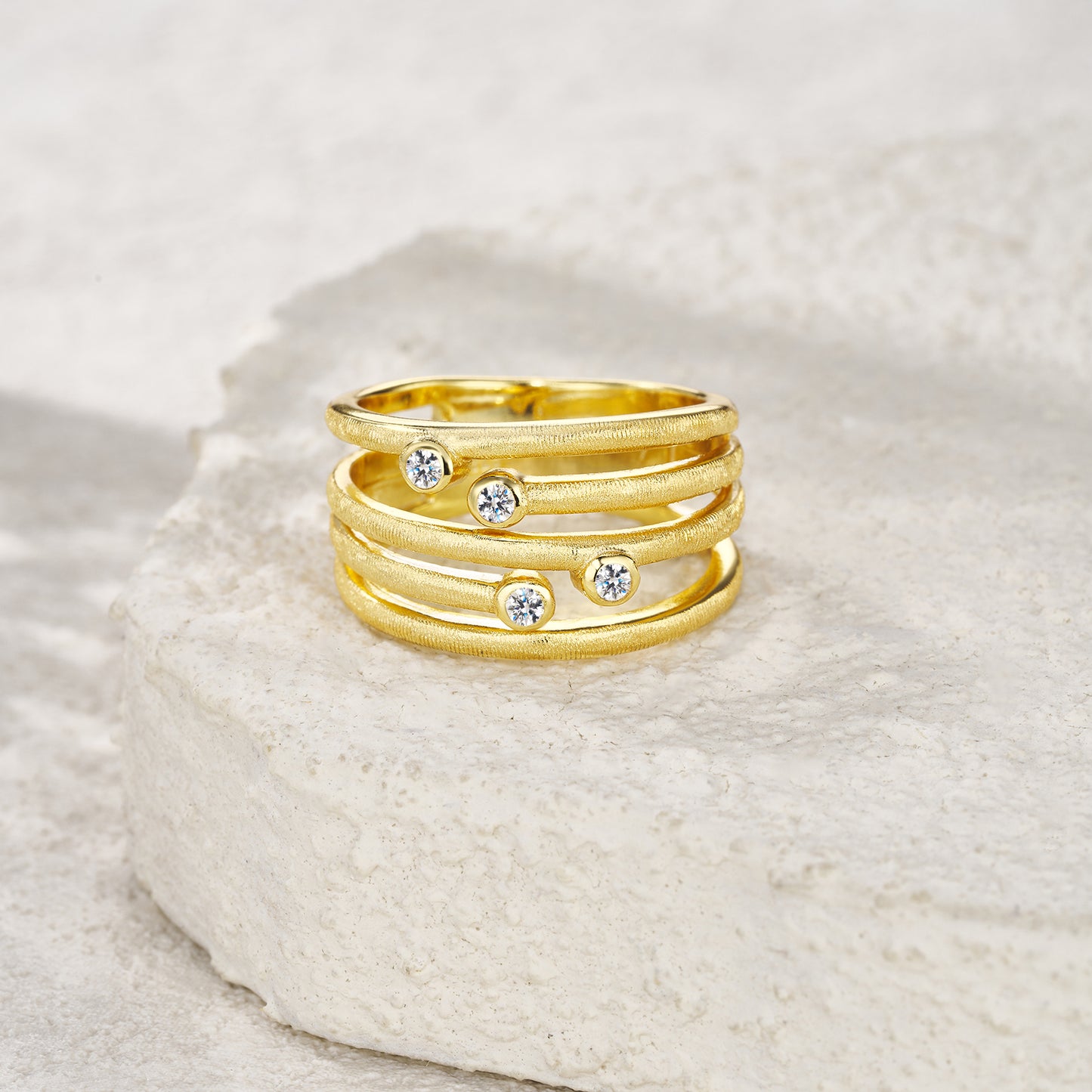 Engraved With Top-quality Moissanite, This Luxurious And Fashionable Minimalist Jewelry Set Features Silver Pieces Electroplated With Gold.
