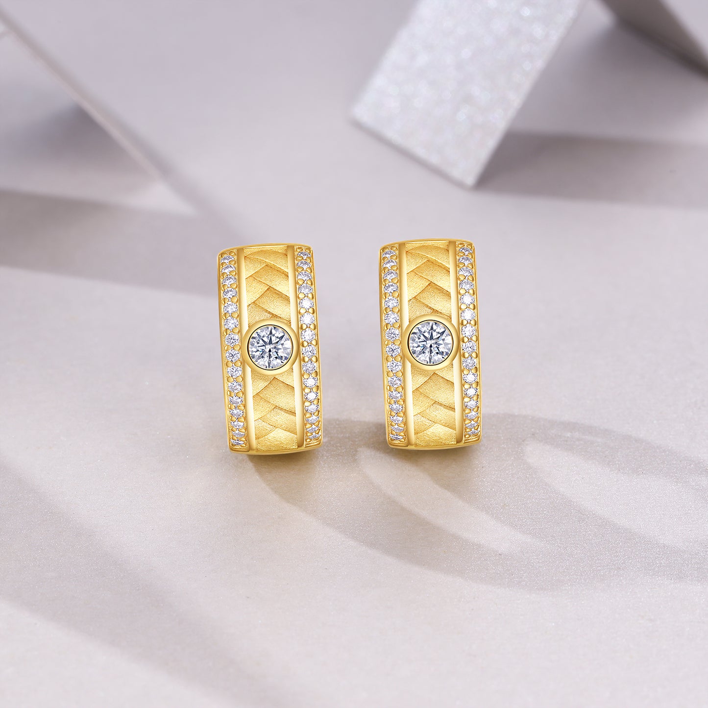 A Luxurious And Fashionable Minimalist Jewelry Earring Set Featuring Top-quality Moissanite Stones, Made Of S925 Silver Electroplated With Gold.