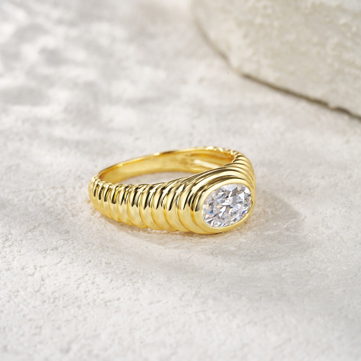 Engraved With Top-quality Moissanite, This Luxurious And Fashionable Minimalist Jewelry Set Features Silver Pieces Electroplated With Gold.