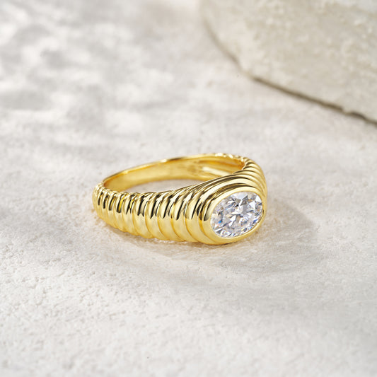 Engraved With Top-quality Moissanite, This Luxurious And Fashionable Minimalist Jewelry Set Features Silver Pieces Electroplated With Gold.